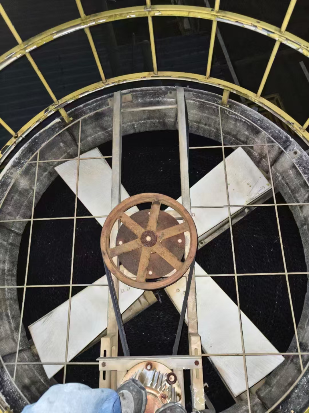 圆形玻璃钢冷却塔核心维修内容 （一）玻璃钢塔体修复 &zwnj;裂缝修补工艺&zwnj; 基面处理：打磨至露出玻璃纤维层（拉拔强度&ge;1.5MPa） 分层修复：环氧树脂底漆&rarr;玻璃纤维布增强（0.4mm无碱布）&rarr;聚氨酯面漆（耐候型）